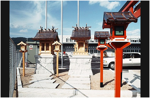 左・鞘建宮 右・向拝造宮 大阪府